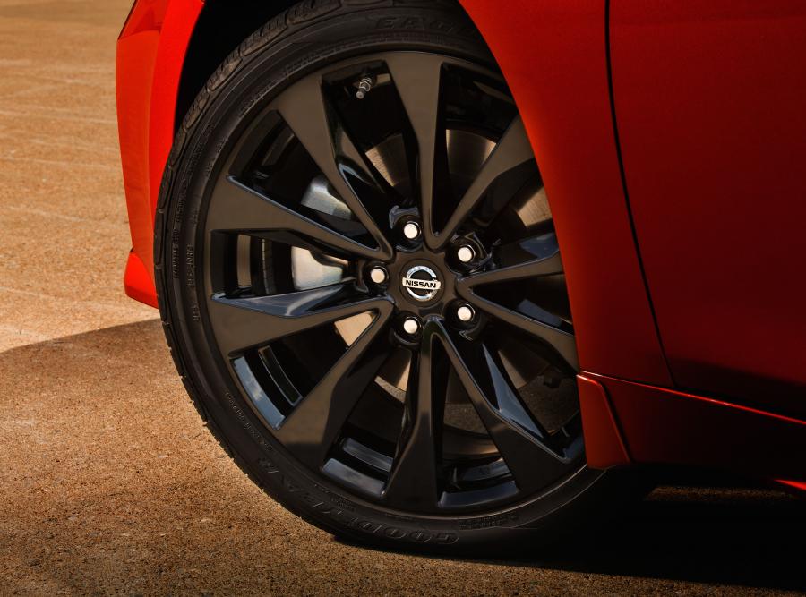 Колеса Nissan Maxima SR 2018 года  (фото 17 из 30)